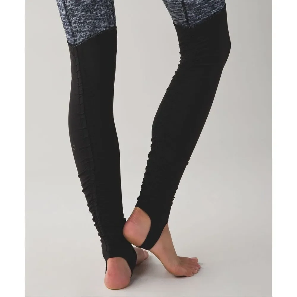 Lululemon Wunder Under Stirrup Leggings Dramatic Static Black White Size 6 EUC